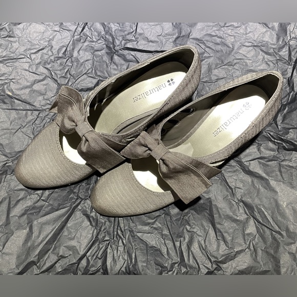 Naturalizer Bow Heels - Picture 5 of 6